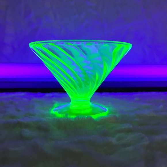 Vaseline Uranium Federal Glass Swirl Dessert Cup #50 - Picture 1 of 7